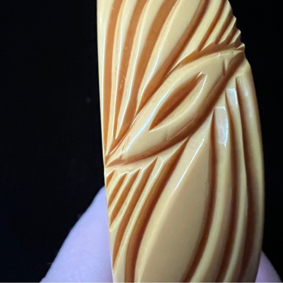 Carved Bakelite Yellow Bangle Bracelet Real Vintage Egg Yolk - Picture 6 of 9